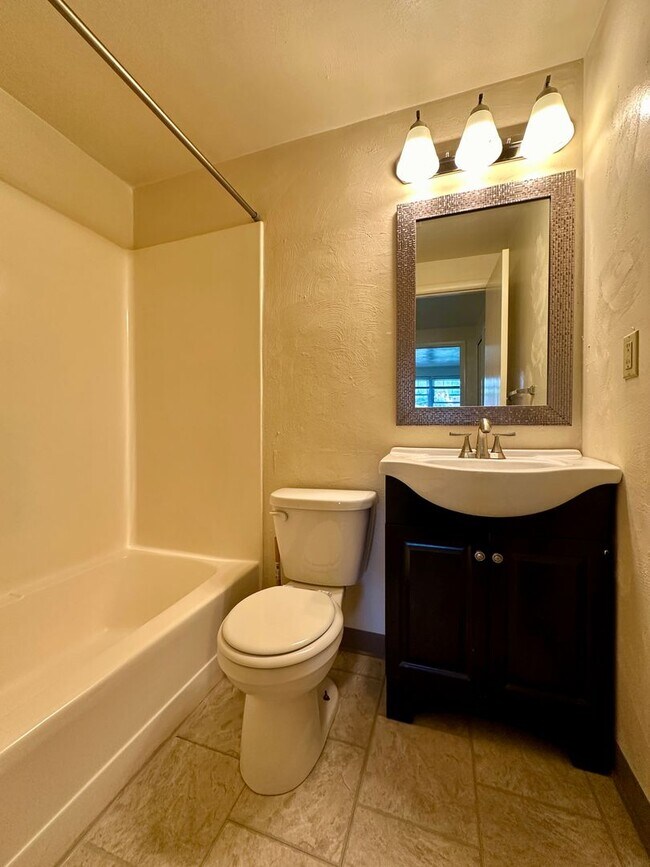 Building Photo - Spacious 2BR Townhome in Plum - Central AC...