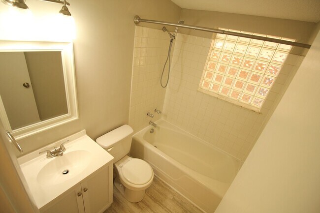 Building Photo - Beautiful 2 Bedroom, 1 Bath home is West Raleigh!  Pet Friendly
