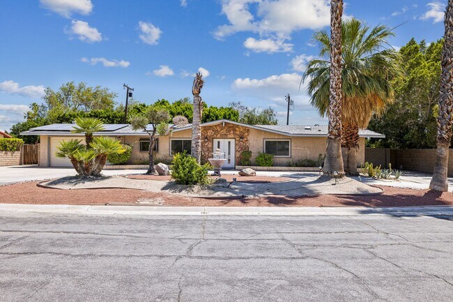 Building Photo - 3 Bed / 2 Bath Home with Bonus Room, Pool ...