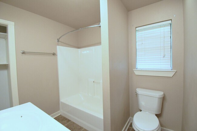 Building Photo - Lovely 4 Bedroom 2 Bath in Flint!