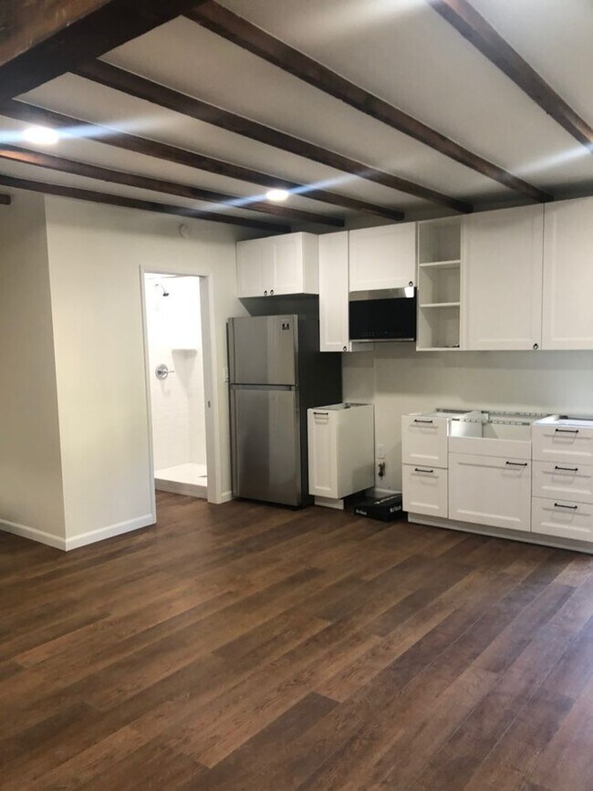 Kitchen/bath (there are NEW oven, sink and countertops now) - 533 N Mission Dr