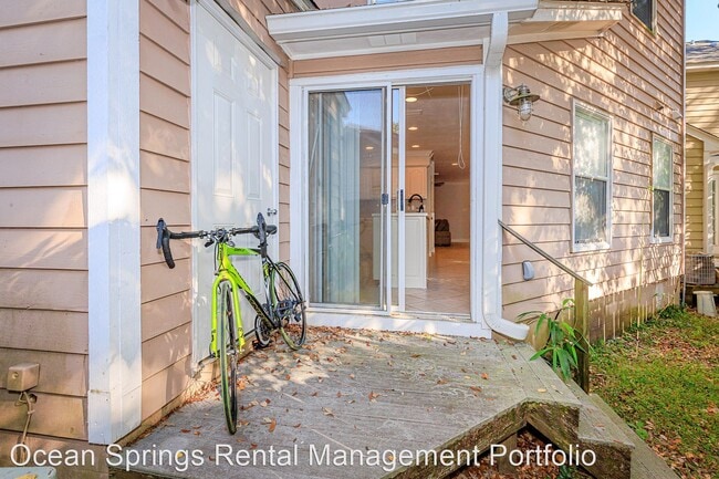 Building Photo - 2 br, 2.5 bath House - 1318 Beach Blvd #6