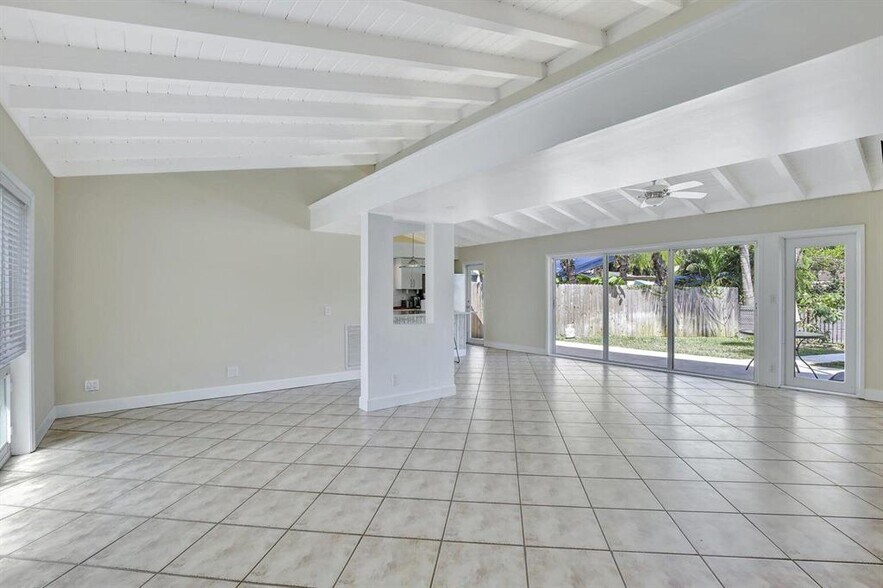 Building Photo - 1733 SW 5th Ct