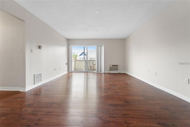 Building Photo - 406 S Cedar Ave