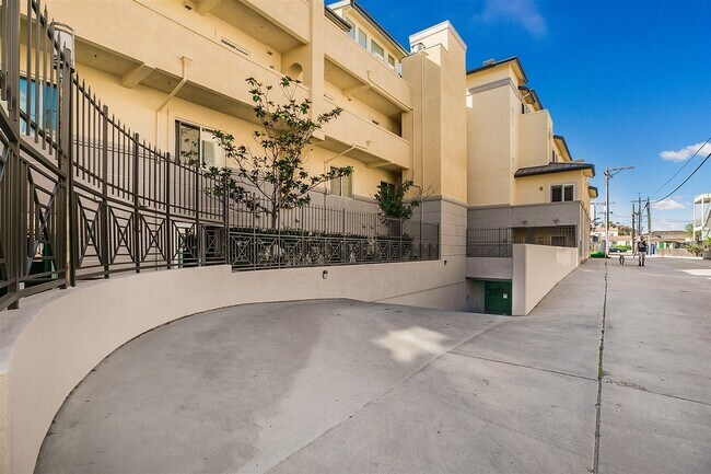 Building Photo - 4057 1st Ave