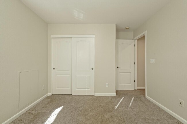 Building Photo - 356 S Paraiso Way