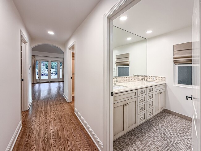 Building Photo - Upgraded Sherman Oaks 4+4 home - Ready for Move In!