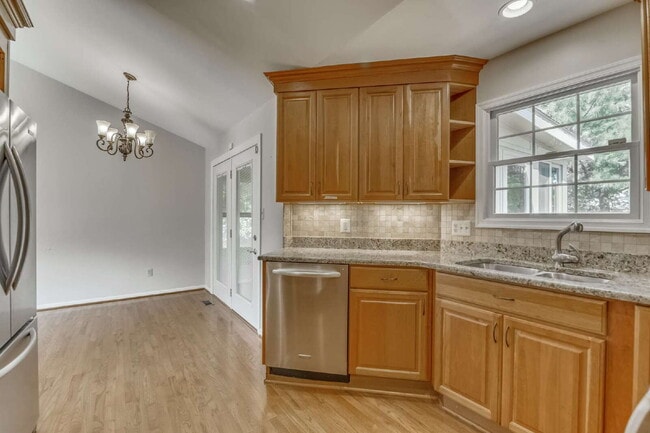 Building Photo - Modern Comfort and Convenience Await