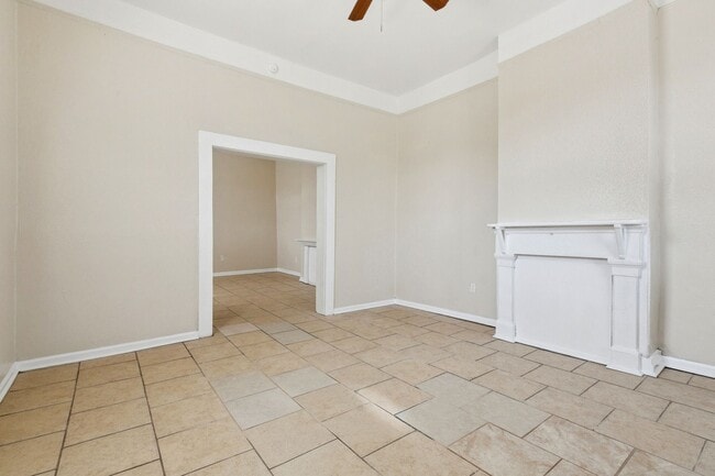 Building Photo - 2400 Dumaine St
