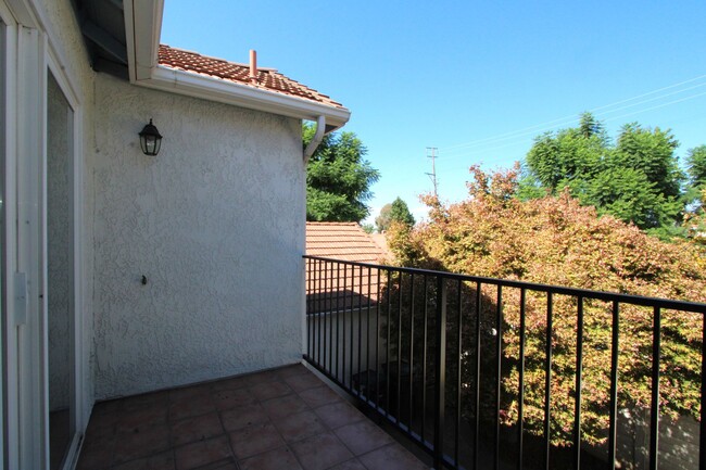 Building Photo - Two-Story 3-Bedroom Condo in Redlands!