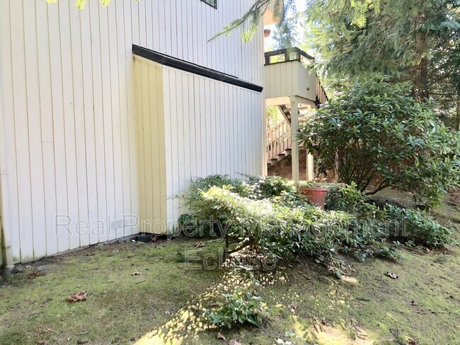 Building Photo - 10930 NE 37th Pl