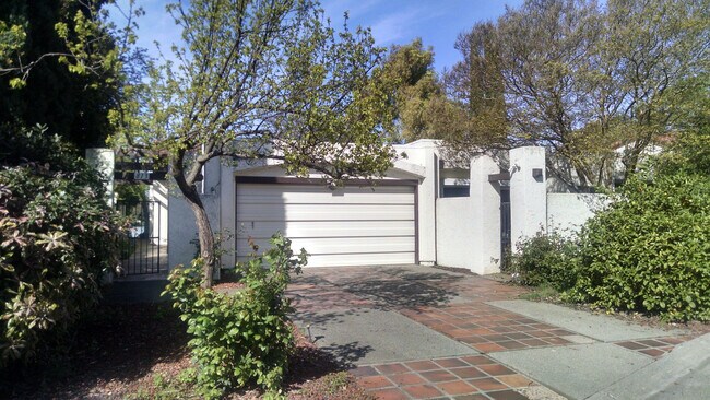 Building Photo - Stunning Views! Lake front 3 bed/2ba Home in Stonegate Community!