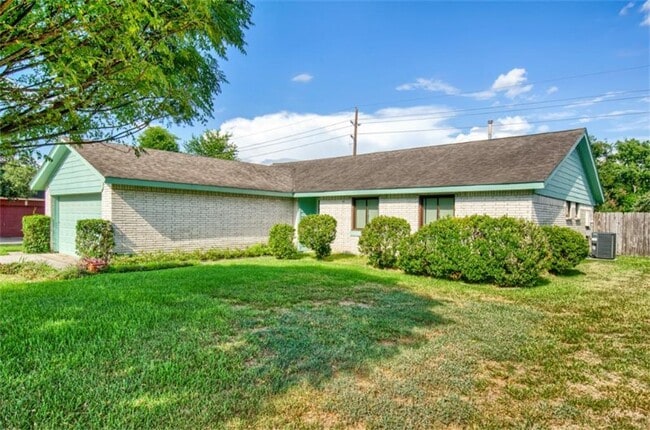 Building Photo - 22118 Meadowhill Dr