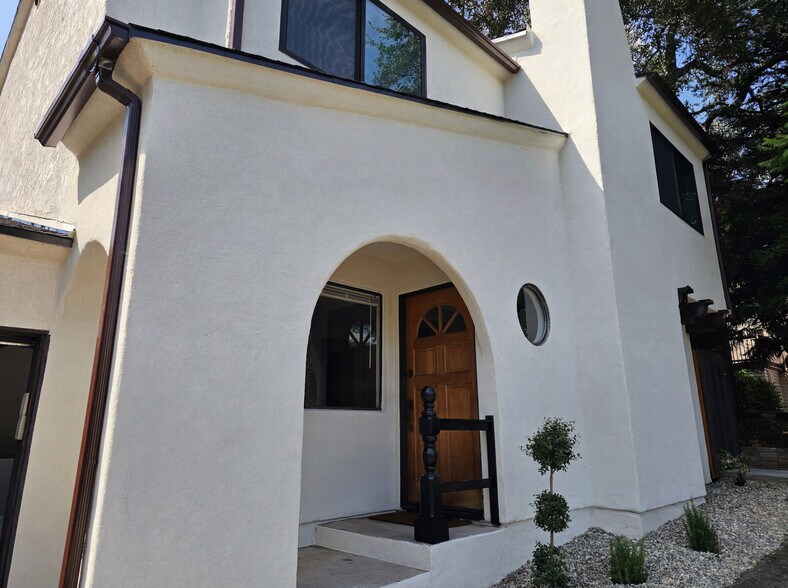 Entrance - 1615 Olive St