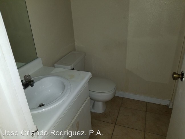 Building Photo - 1619 W Oak Ridge Rd