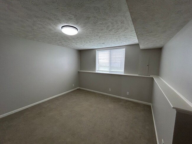 Building Photo - Beautiful Townhome in the popular Vavrina ...