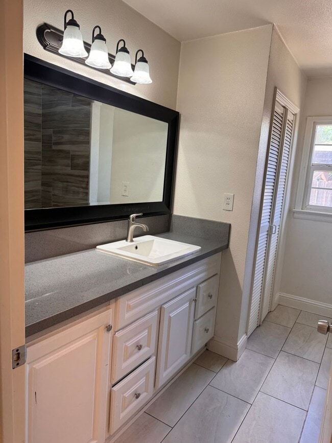 Building Photo - Beautifully Updated 4/2 in Old Fig