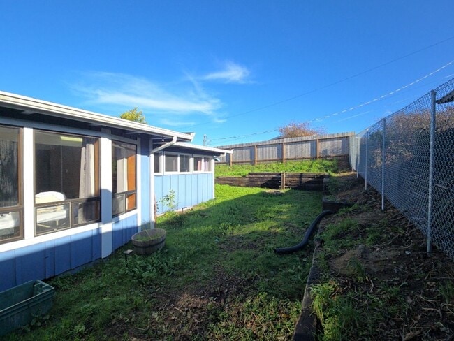 Building Photo - 4BR/2BA South Eureka Home!