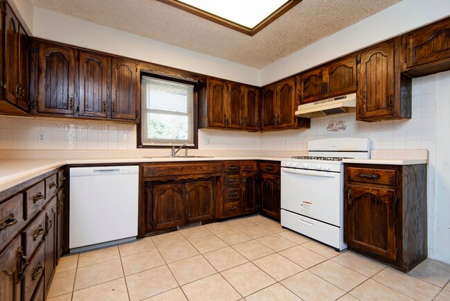 Building Photo - 3839 N Stewart Ave