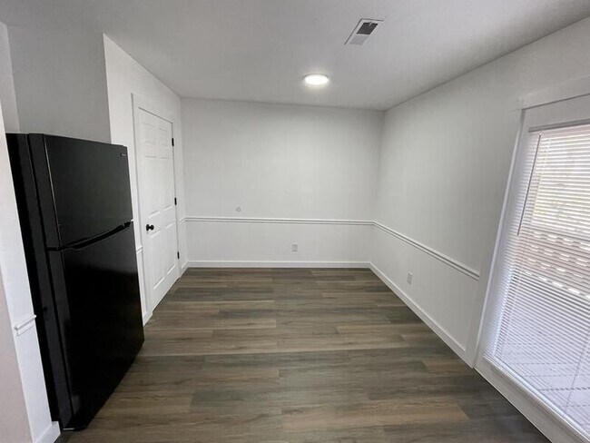 Building Photo - 1642 Hillwood Dr