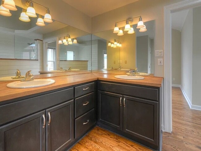Building Photo - Harbor Town Home with Mother-In-Law Suite! All Major Appliances Included! Pets are welcome with o...