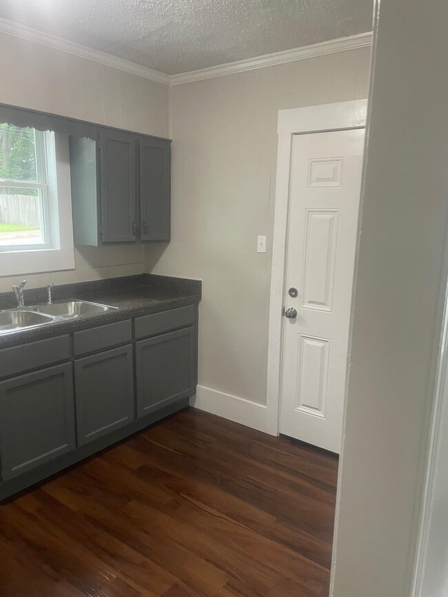 Building Photo - 804 Columbia St