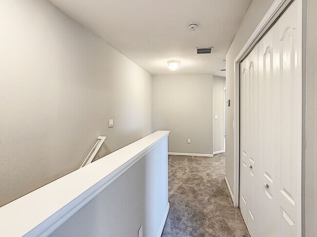 Building Photo - Stylish 3-Bedroom Townhome in Gated Sanfor...