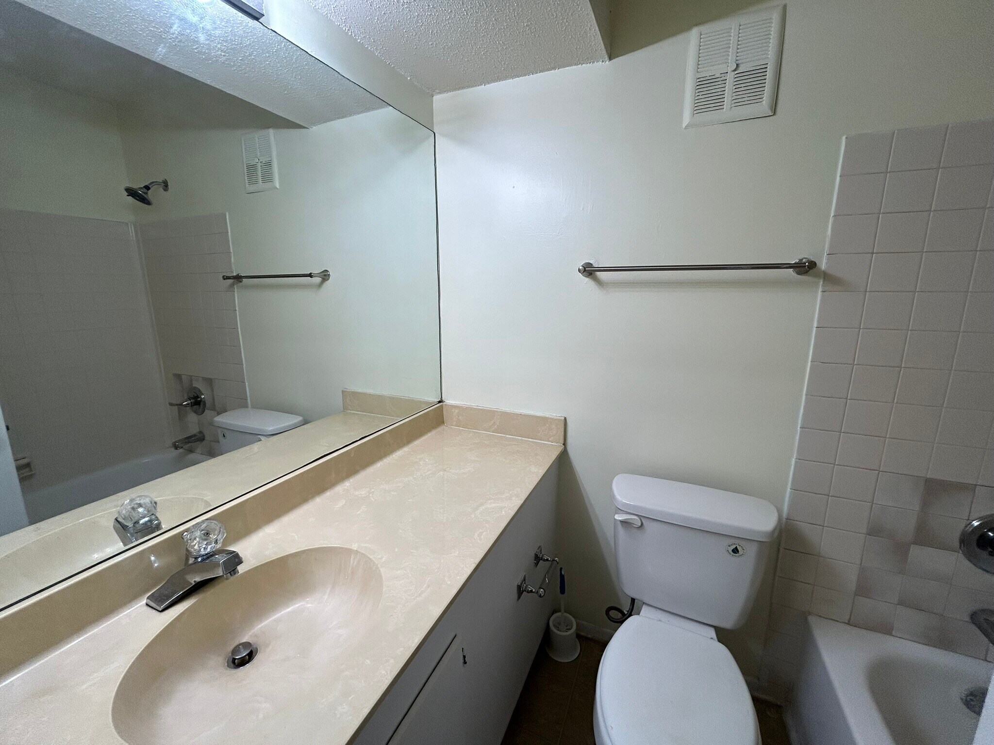 Building Photo - 3350 Altamont Rd