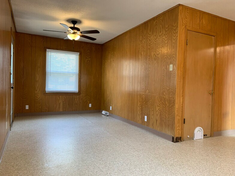 Building Photo - 624 NE 39th Terrace