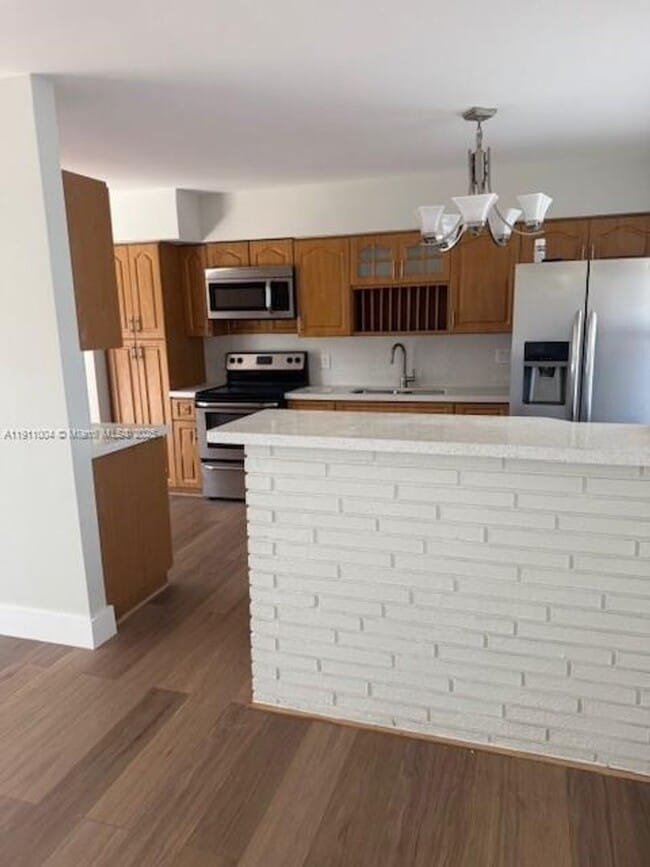 Building Photo - 640 SW 11th Ave