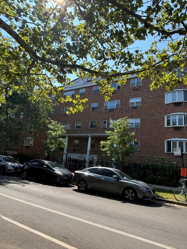 Primary Photo - 5920 N Kenmore Ave