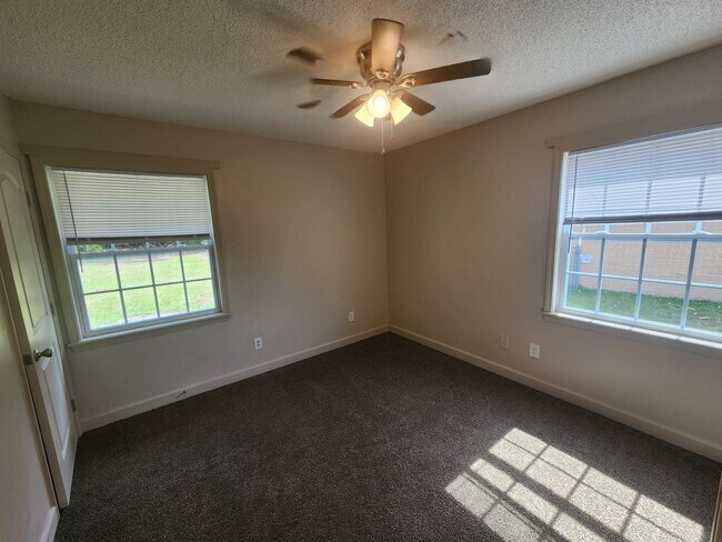 Building Photo - 535 Azalea St