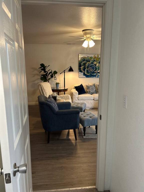 Building Photo - 563 Primrose Dr