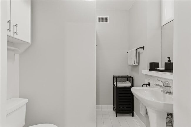Building Photo - 2901 N Hills Dr NE