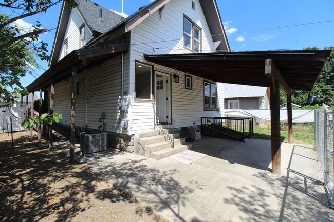 Building Photo - 1306 E Montgomery Ave