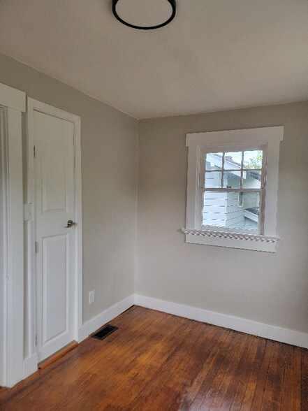 Building Photo - 2112 Ravenwood Ave