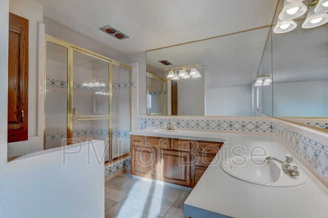 Building Photo - 810 N Horton St