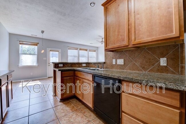 Building Photo - 47 Wickerdale Pl