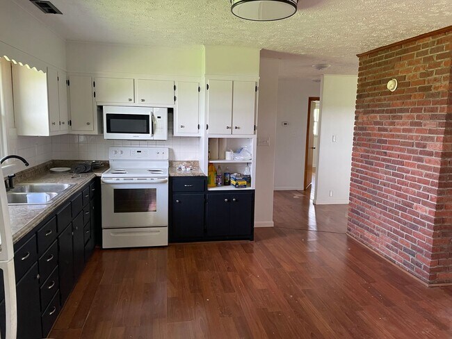 Building Photo - 3 Bed 1 Bath Home - Russellville