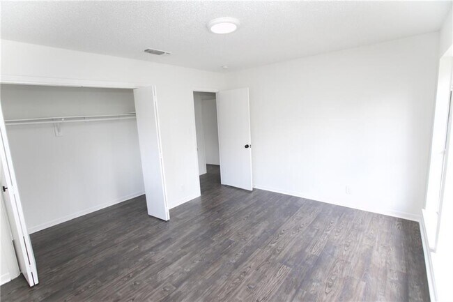 Building Photo - 9518 Meadowheath Dr