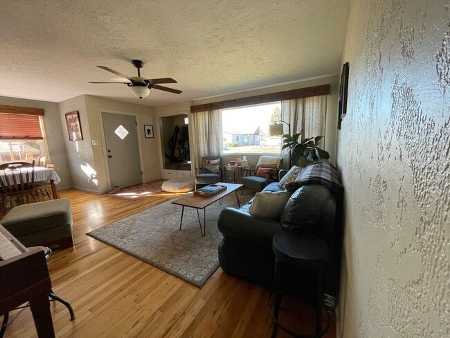 Building Photo - CHARMING HOME IN GREAT LOCATION!
