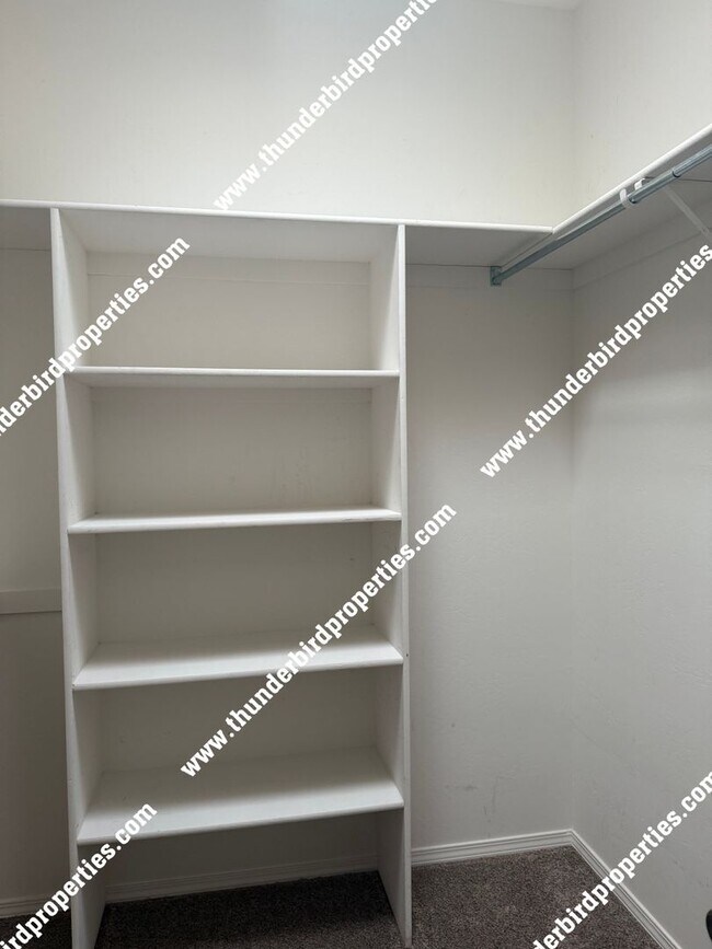 Building Photo - 3 Bedrooms, 2 baths with Valley views in N...