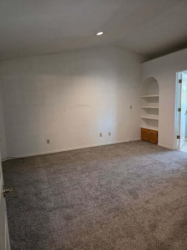 Building Photo - Townhouse Available - Cats OK