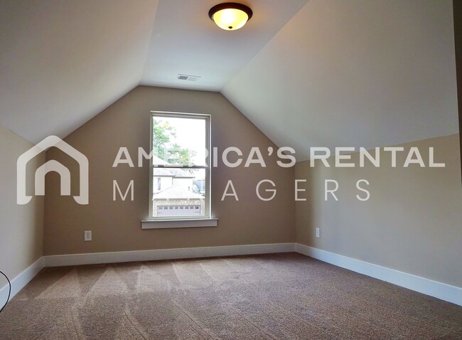 Building Photo - Home in Tuscaloosa..... Available to View Now!!!