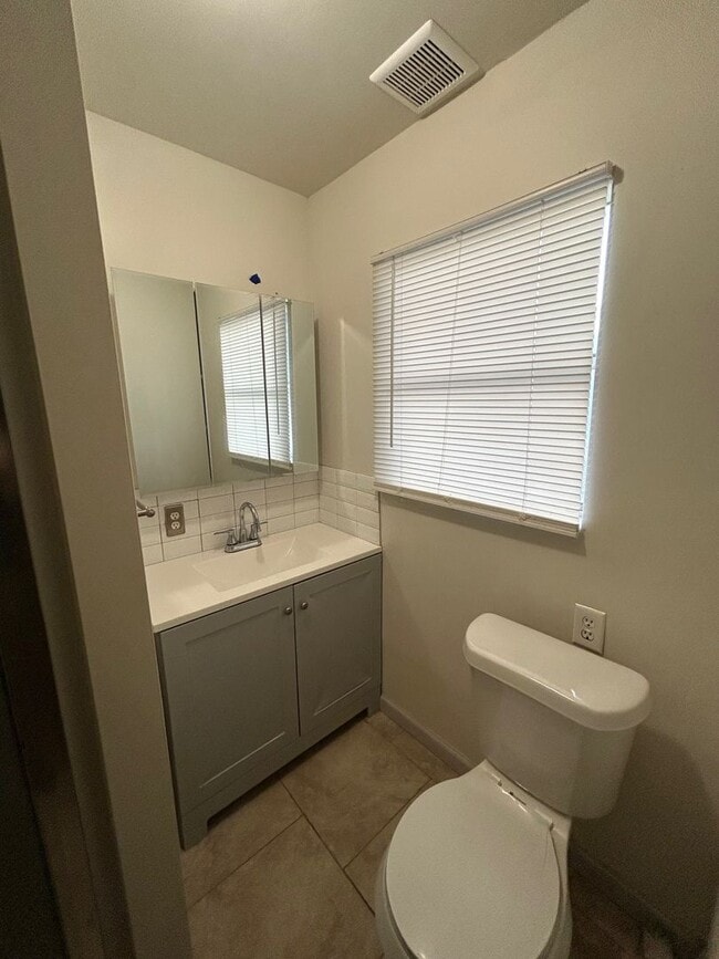 Building Photo - Updated Efficiency Unit