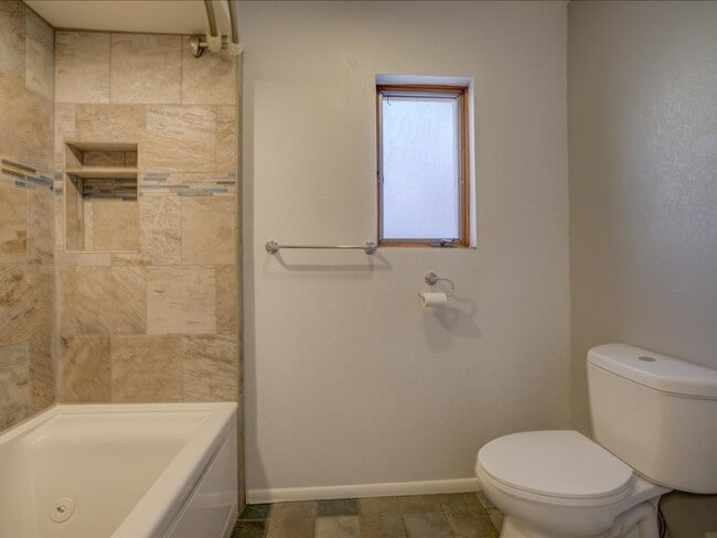 Building Photo - 4 Bedrooms, 3 Bathrooms