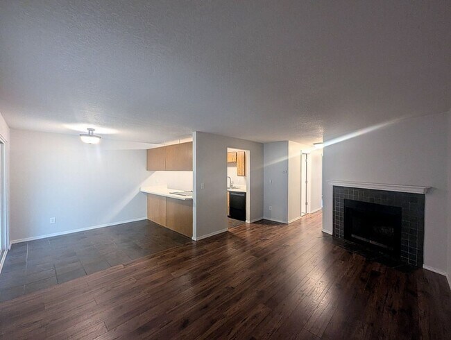 Building Photo - 2Bd/1.25Ba Shoreline Condo