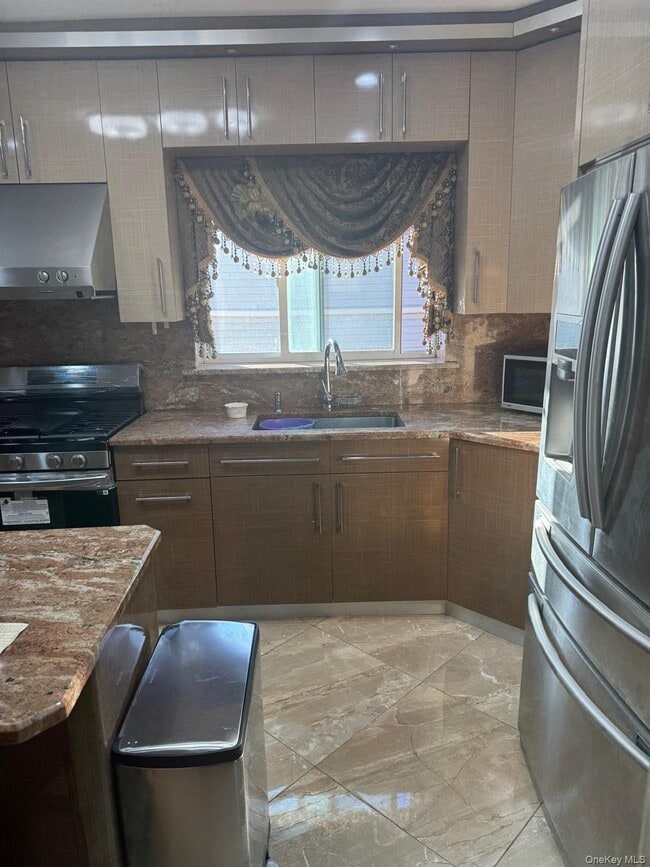 Building Photo - 138-54 Hoover Ave