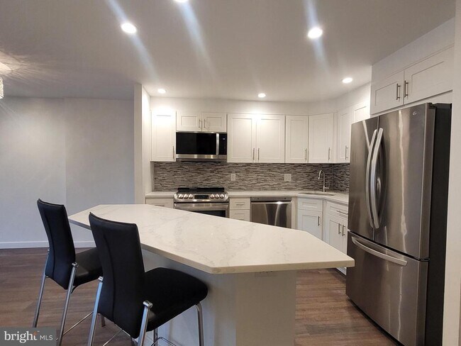 Building Photo - 241 S 6th St