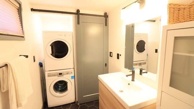 Building Photo - ! Bed 1 Bath Tiny Home